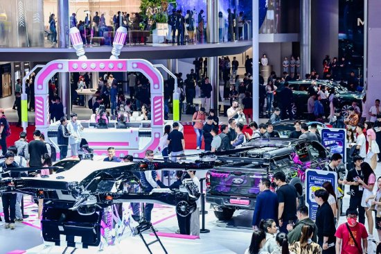 旗开网 直击车展 | B站展台透明车、巨无霸改装车引关注，何小鹏现身揭幕首台陆地航母“痛车”