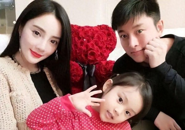玖联优配 贾乃亮惨了？女儿甜馨连续两次“异常”举动，其好爸爸人设崩塌？
