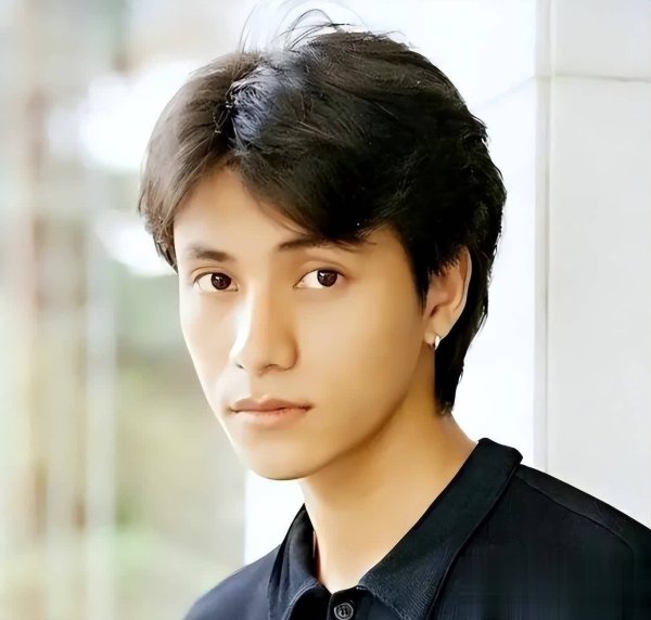 涨声操盘 阳光自信！陈坤儿子陈尊佑大学毕业，父子合照气质如出一辙