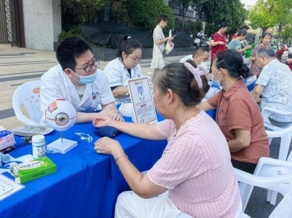 豪资随配 肥西县：义诊义剪双服务 民生实事有温度